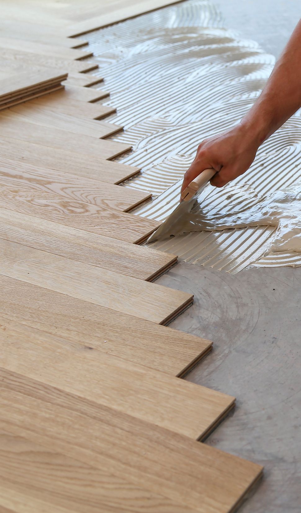 Laminat der verlegt wird