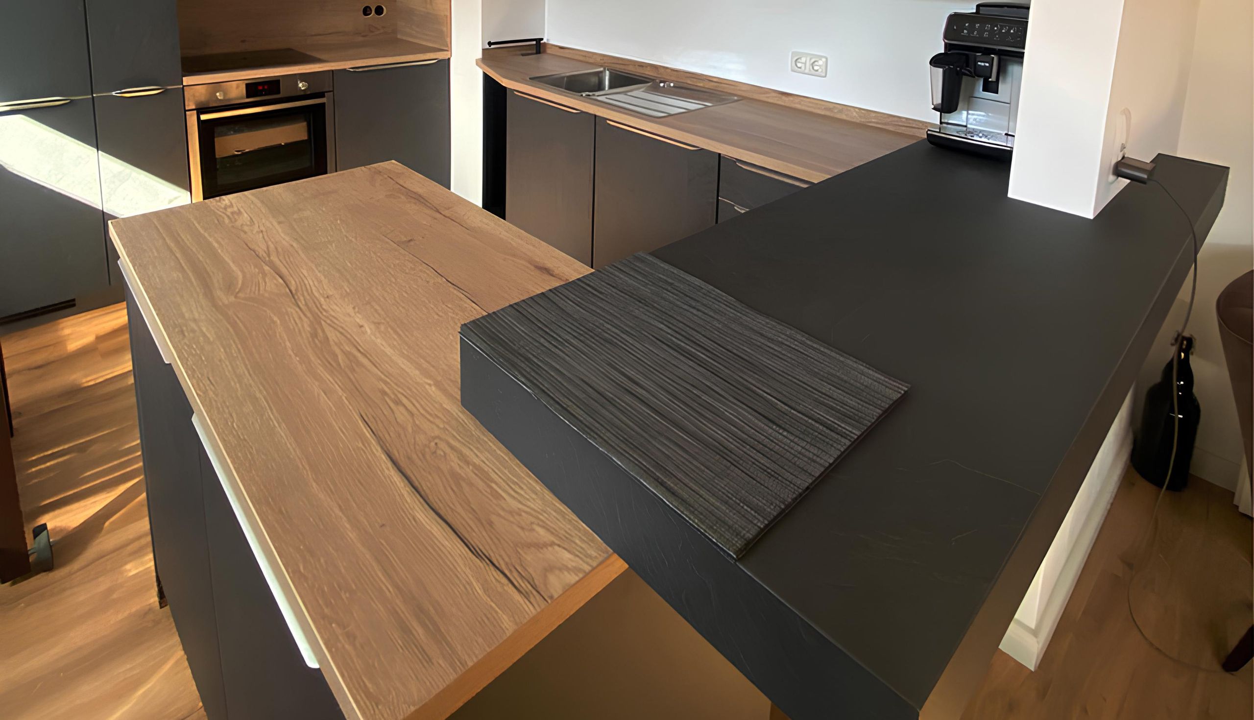 Bild von einer Küchenecke mit einer Holzoptik