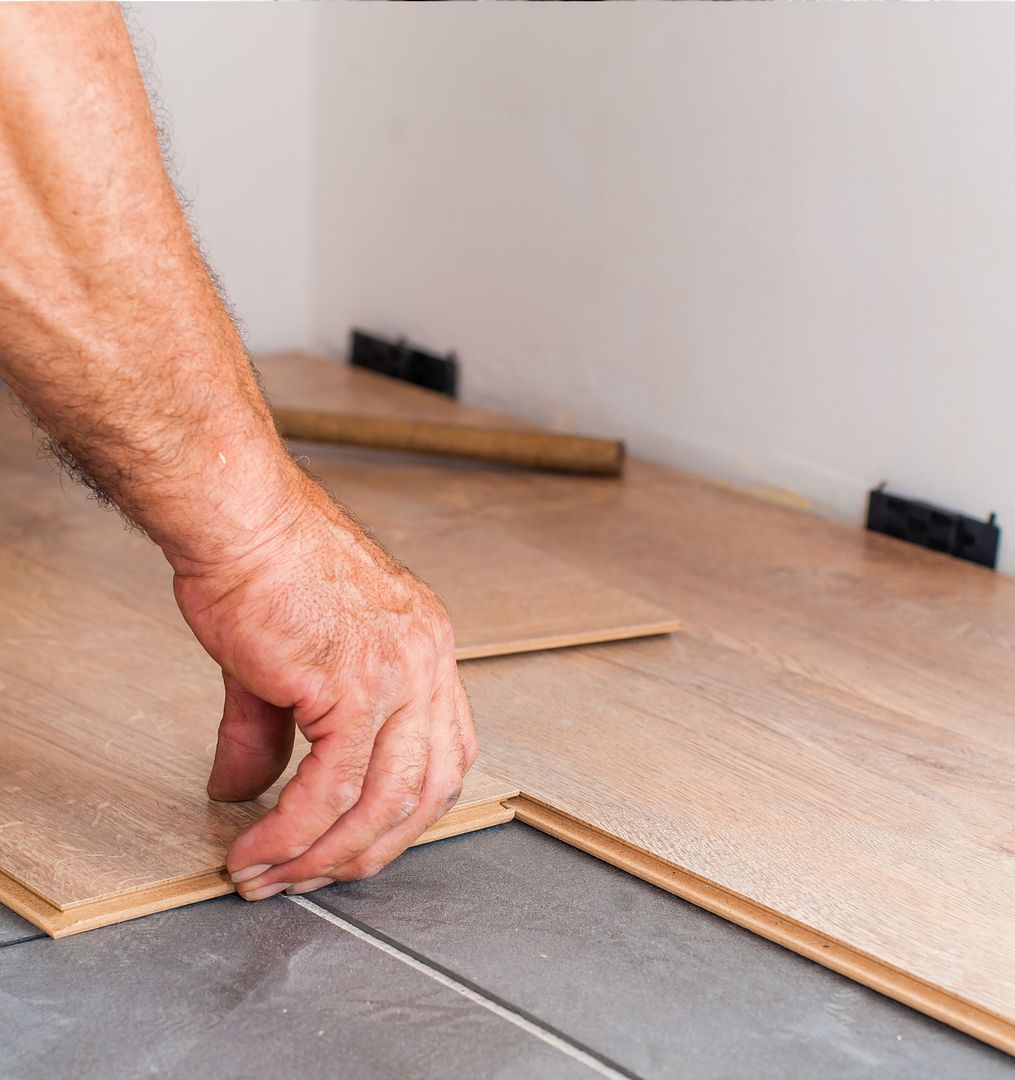 Laminat der verlegt wird