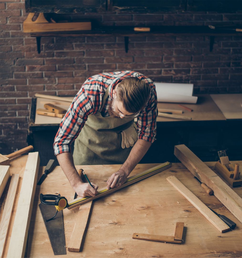 Ein Tischler, der am Tisch arbeitet