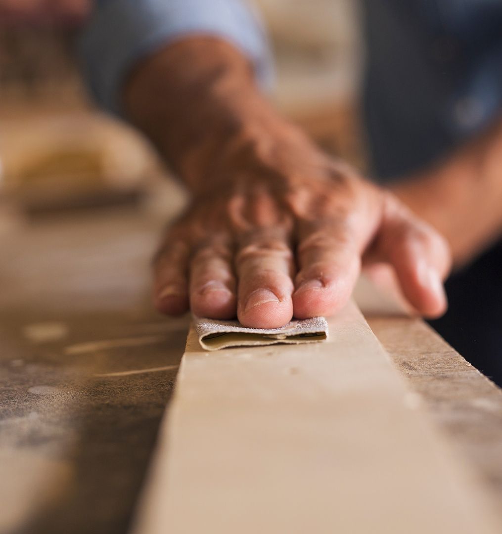 Holz, das abgeschliffen wird